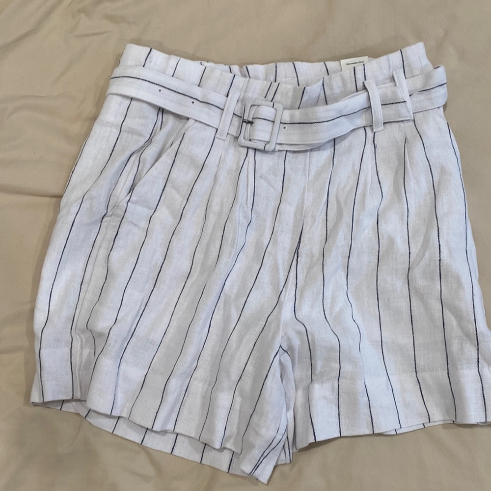 BRAND NEW ‼️‼️ matching white A&F linen striped shorts